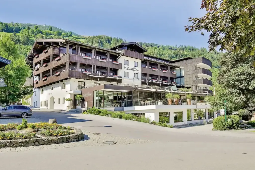 Hotel Kammerlander in Neukirchen nahe der Wildkogelbahn mit gepflegtem Badeteich, Blumenwiese und familiärer Gastlichkeit.