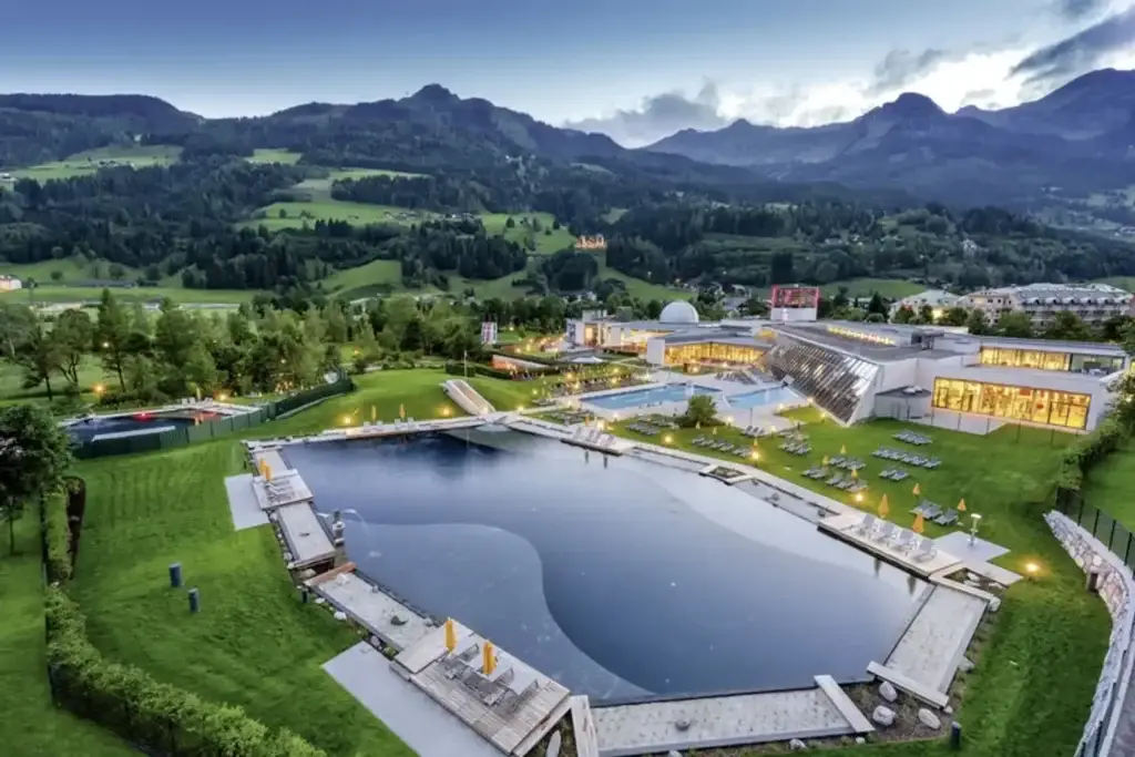 Hotel Norica Therme im Zentrum von Bad Gastein mit ruhigem Ambiente, Wellnessbereich und Zugang zur Alpentherme Gastein mit Thermalbadesee.
