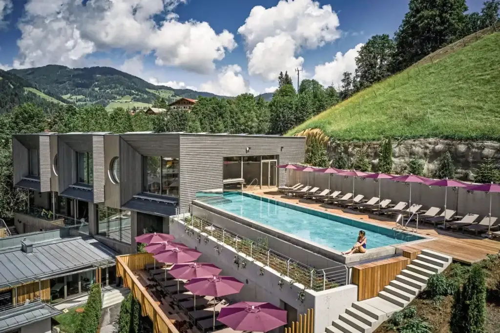Sporthotel Wagrain im Salzburger Land, eingebettet in ein verschneites Tal zwischen Alpengipfeln, mit Wellnessbereich und vielfältigen Aktivitäten.