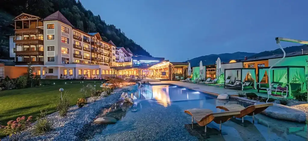 Sportresort Alpenblick in Zell am See im Salzburger Land mit Detox‑Angeboten, Wellness, Beauty und Panoramablick auf die Berge.