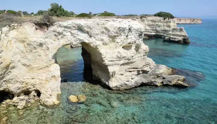 Atemberaubende Landschaften Italiens – schneebedeckte Alpen, sanfte Hügel der Toskana, mediterrane Küsten und malerische Weinberge.