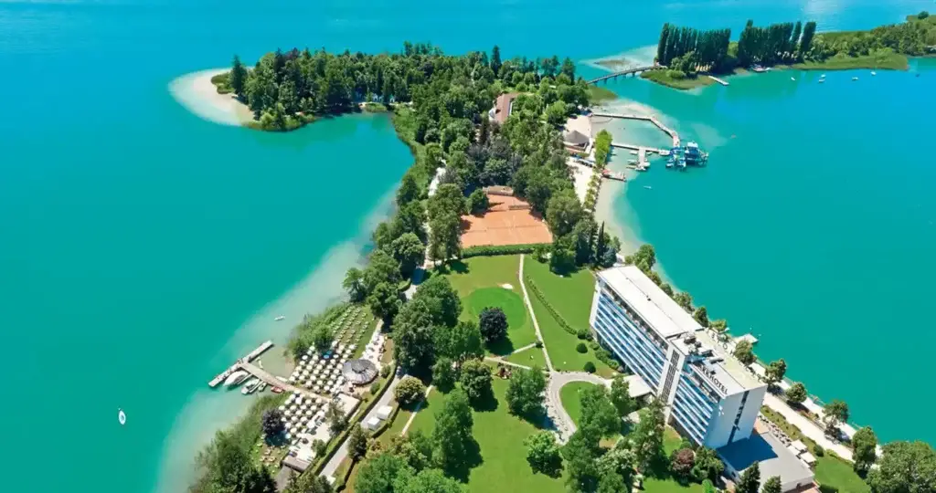 Parkhotel Pörtschach am Wörthersee – Hotel im 60er‑Jahre‑Design direkt am türkisblauen Seeufer in Kärnten