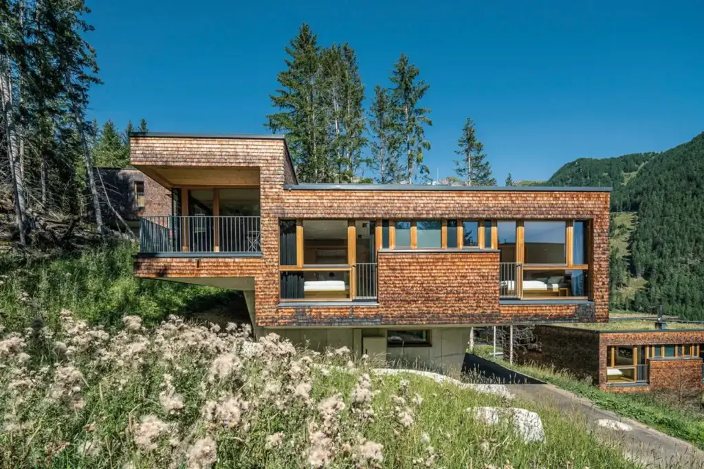 Gradonna Mountain Resort Chalets – Nachhaltige Design-Chalets auf 1500 m Höhe am Großglockner mit großem Indoor- und Outdoor-Wellnessbereich