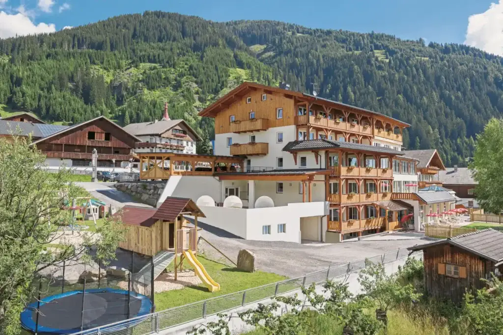 Hotel Gasthof Andreas in Obertilliach – Familienfreundliches Alpenhotel mit rustikalem Ambiente und Osttiroler Bergblick