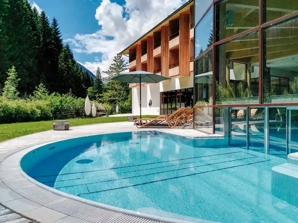 Spa Hotel Zedern Klang in Osttirol – Wellnesshotel mit Sauna, Dampfbad, Außenpool und natürlichen Zimmermaterialien