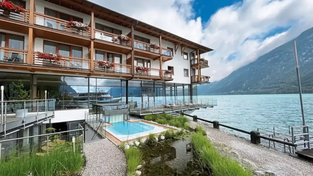 Travel Charme Fürstenhaus Am Achensee – Wellnesshotel in Tirol mit Spa, Panoramasauna, zwei Pools und Gourmetrestaurant direkt am kristallklaren Achensee.