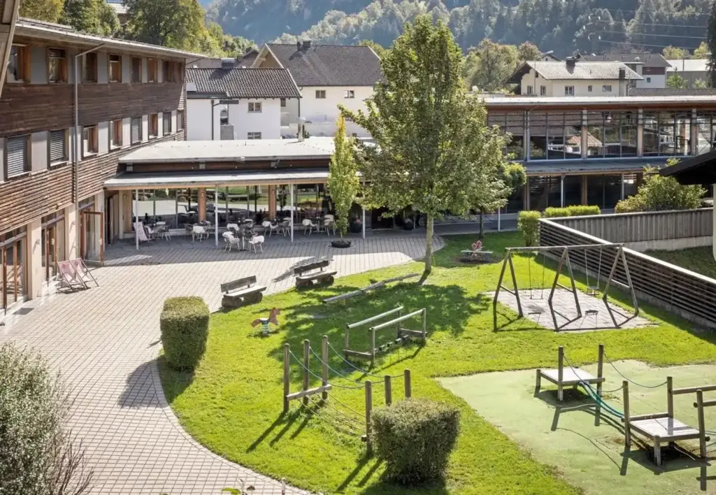 JUFA Hotel Montafon in Bartholomäberg – Unterkunft für Sportbegeisterte und Aktivurlauber vor beeindruckendem Gipfelpanorama in Vorarlberg