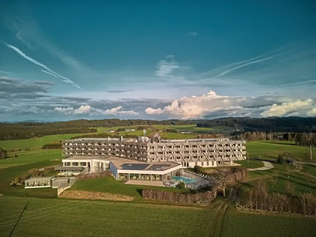 Falkensteiner Hotel Bad Leonfelden 4‑S im Mühlviertel mit Wasser‑ und Wellnesswelt in ruhiger Hügellandschaft für Gäste ab 14 Jahren.