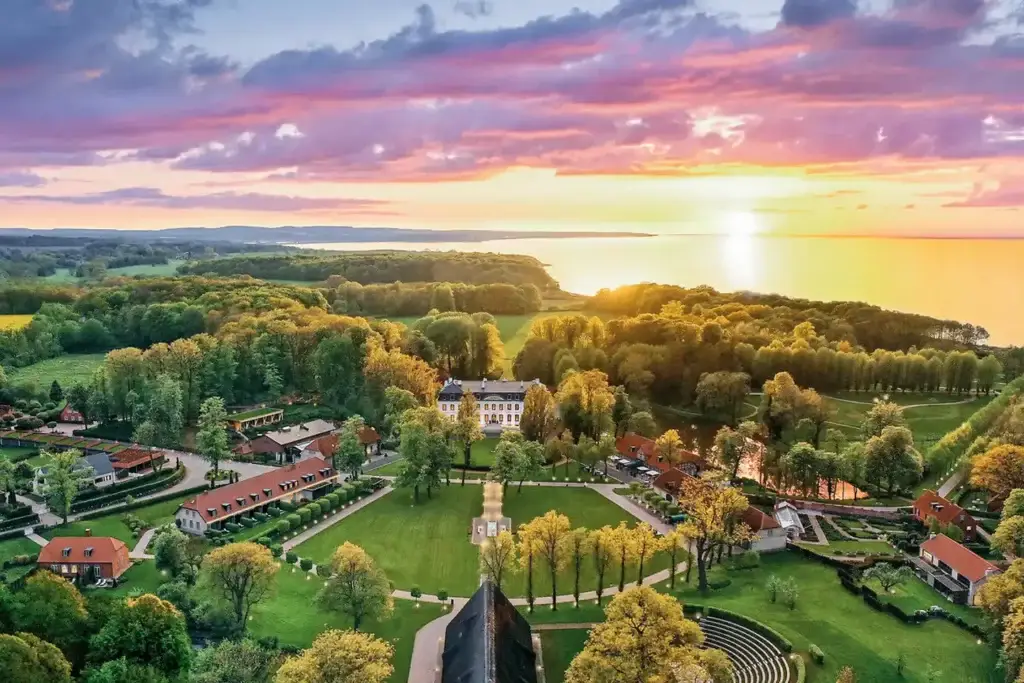 Weissenhaus Private Nature Luxury Resort an der Ostsee – luxuriöses Natur‑Hideaway mit breiten Alleen, Wiesen, grünen Wäldern und frischer Meeresbrise