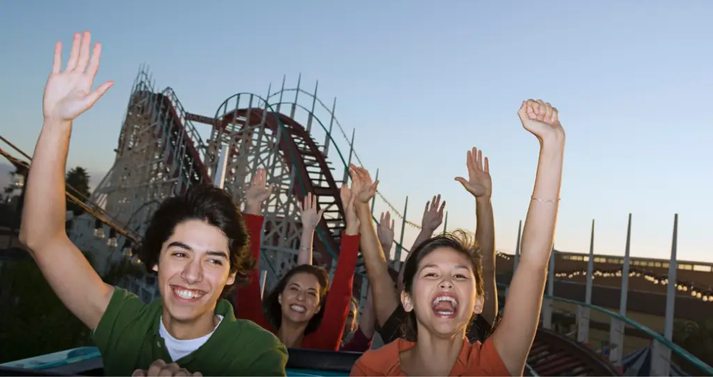 Familie genießt Achterbahnfahrt im Freizeitpark in Deutschland – Spaß, Sicherheit und Erlebnis