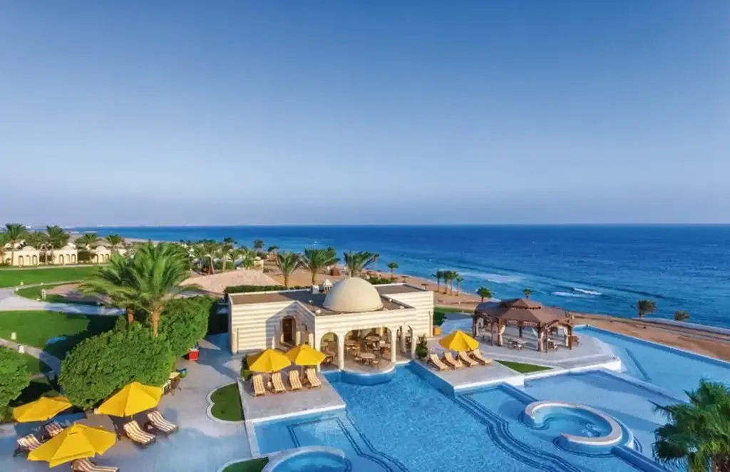 The Oberoi Sahl Hasheesh – Exklusives Suiten‑Resort im zeitgenössischen arabischen Stil mit Kuppeln, Bogengängen und Säulenhallen direkt am Roten Meer