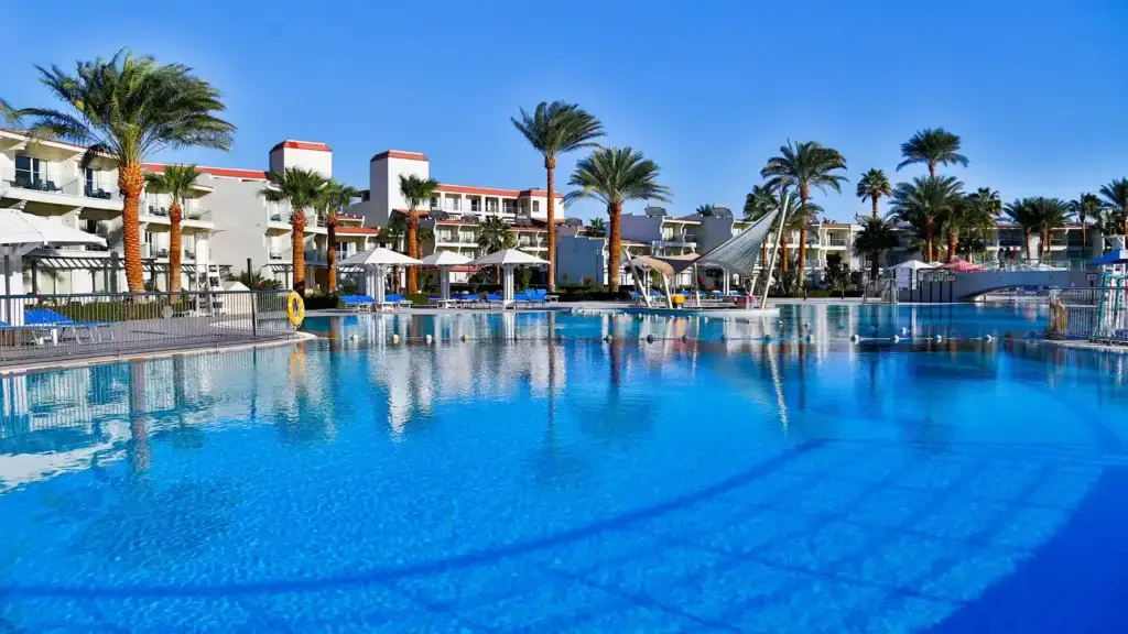 Amarina Abu Soma Resort Safaga – luxuriöses 5-Sterne-Hotel direkt am Strand mit All-Inclusive, Familienfreundlichkeit, Swimmingpools, Kinderbecken und Wasserrutsche für erholsamen Badeurlaub