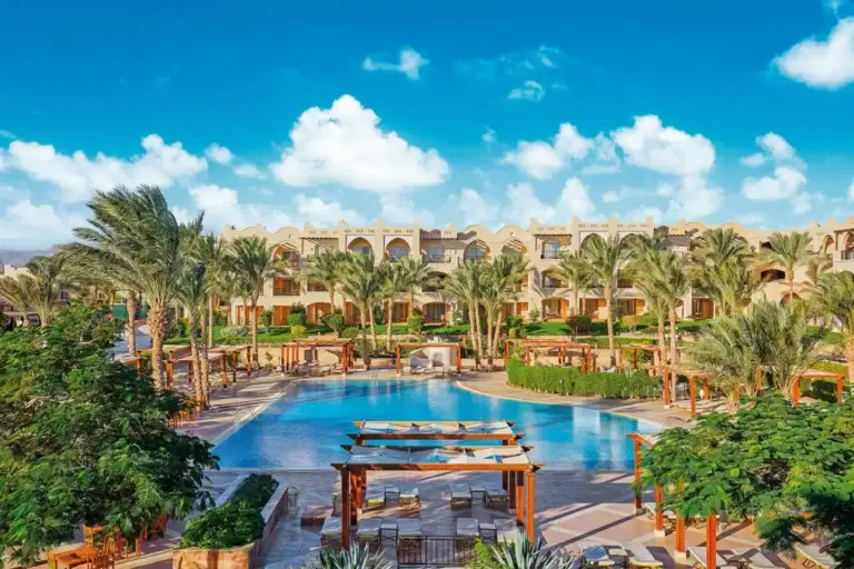JAZ Makadi Star & Spa – luxuriöses Hotel im nubischen Stil in Madinat Makadi, Ägypten. Schöner Wellnesstempel mit exklusiven Adam & Eve Behandlungsräumen, ideal für Paare und Wellnessurlaub am Roten Meer."