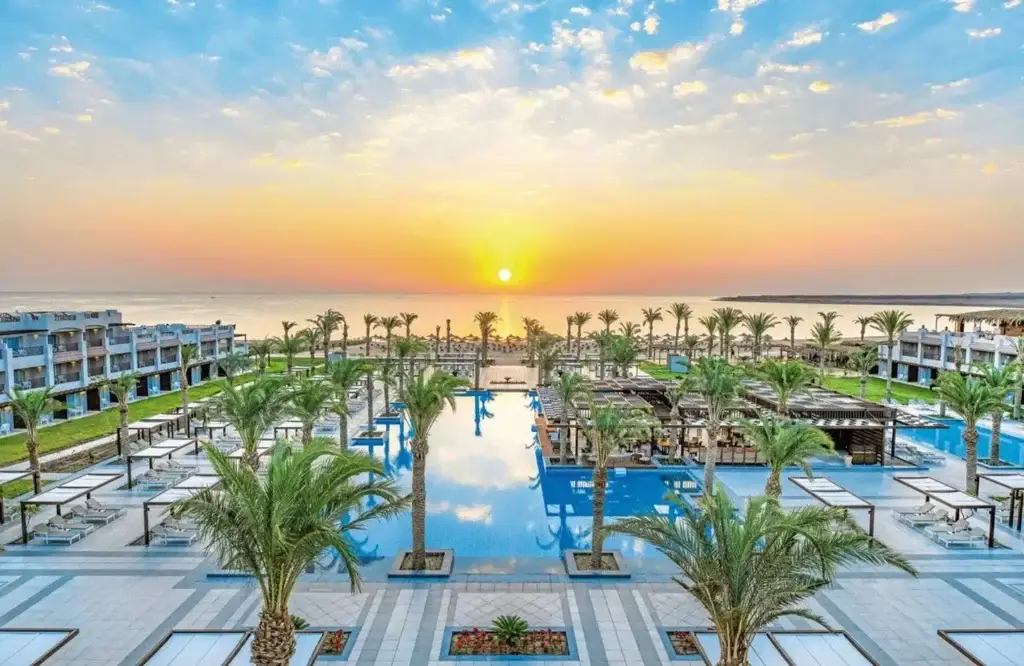 JAZ Costa Mares – Modernes Strandresort mit klaren Linien, stylischem Komfort und traumhafter Lage in einer malerischen Bucht