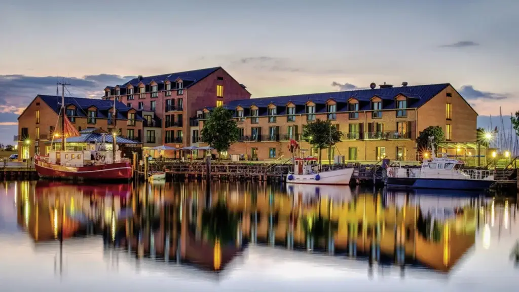 Hafenhotel Meereszeiten in Heiligenhafen an der Ostseeküste mit frischer Meeresluft, direkter Wasserlage und erholsamer Atmosphäre für Kurzurlauber.