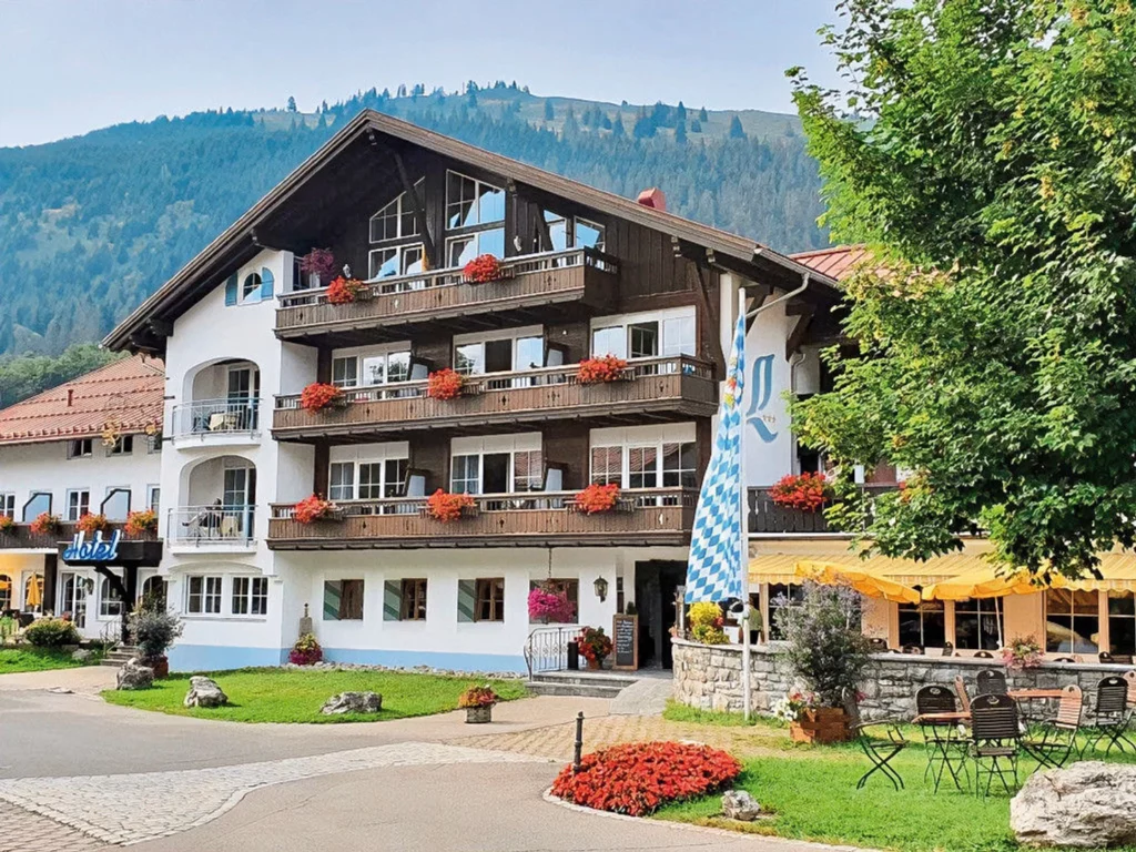 Hotel-Alpengasthof Löwen in Bad Hindelang im Allgäu, traditioneller Familienbetrieb mit uriger Atmosphäre und modernem Komfort, ideal für einen authentischen Bergurlaub in klarer Alpenluft.