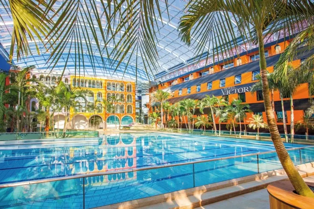 Hotel Victory Therme Erding in Oberbayern mit tropischen Palmen, Schiffsdesign und direktem Zugang zur größten Therme der Welt