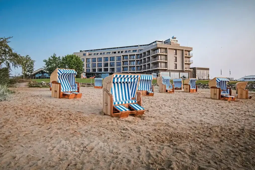 "Arborea Marina Resort – modernes Lifestylehotel an der Ostsee mit Privatstrand in der Lübecker Bucht, top bewertet für Urlaub am Meer.