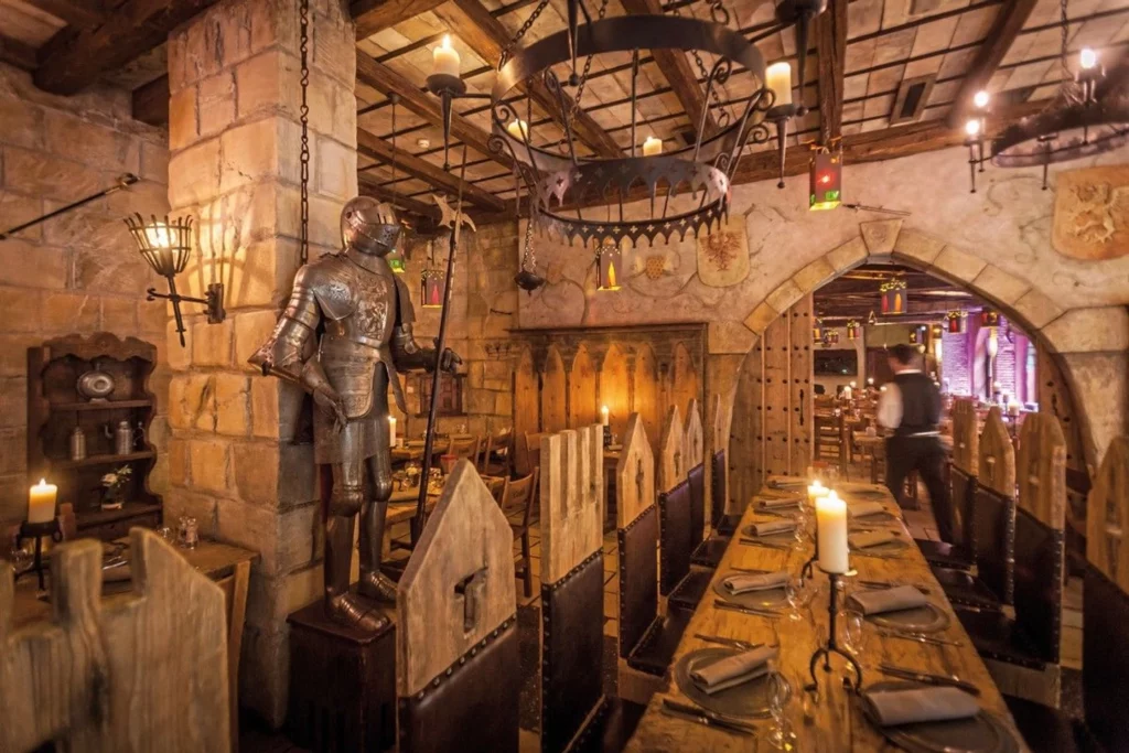 Erholung und Spaß im Burghotel Castillo Alcazar im Europa‑Park Rust in Baden‑Württemberg, spanische Ritterburg‑Atmosphäre mit komfortablen Zimmern im mittelalterlichen Flair