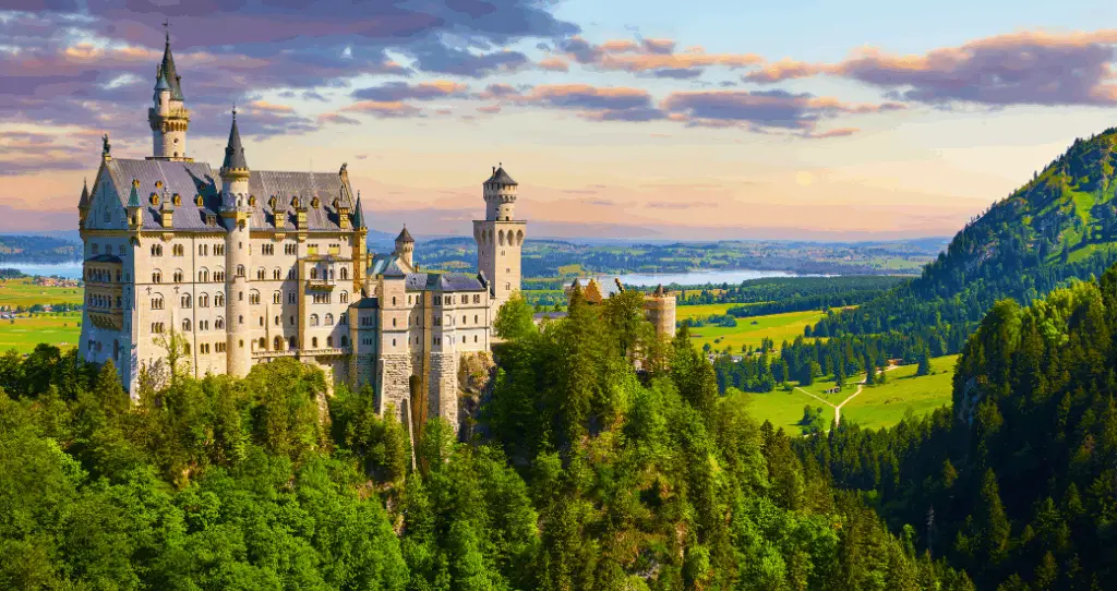 Schloss Neuschwanstein in Bayern – weltberühmtes Märchenschloss in den Alpen, beliebtes Reiseziel für Urlaub in Deutschland.