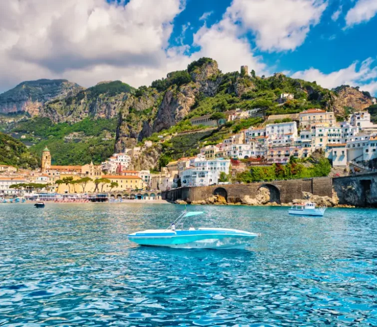 Amalfi Küste – spektakuläre Steilküsten, bunte Häuser in Positano, Zitronenhaine und türkisblaues Mittelmeer in Süditalien.