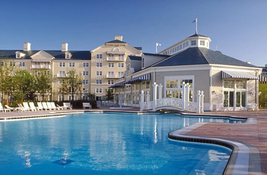 Disney Newport Bay Club in Chessy – nautisches Hotel im maritimen Stil mit Disney‑Charme nahe Disneyland® Paris