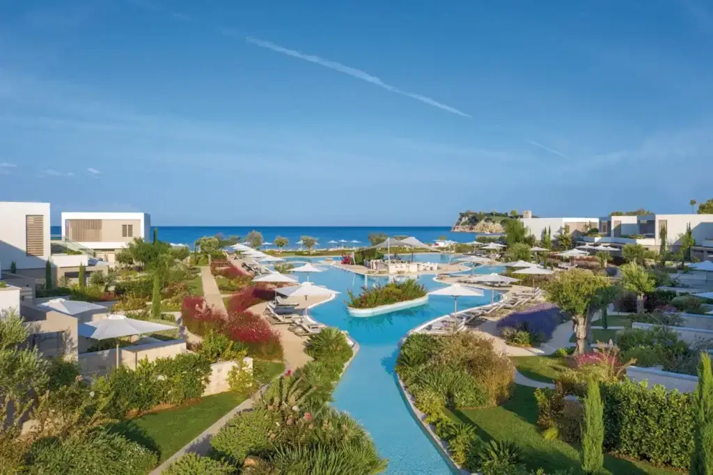 Sani Dunes – elegantes Luxusresort auf Kassandra mit lagunenartigem Pool, Dine-around-Konzept und Fokus auf aktive Erholung und Gourmetgenuss.