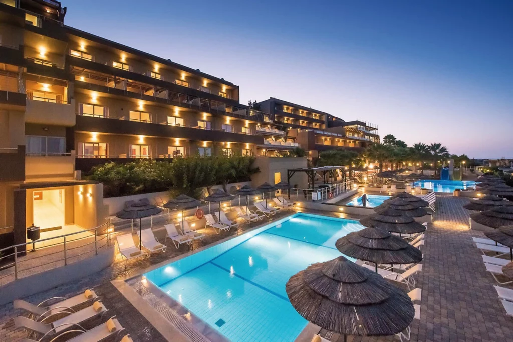 Blue Bay Resort auf Kreta in Hanglage nahe der Monofatis‑Bucht mit Shuttle zur Badebucht