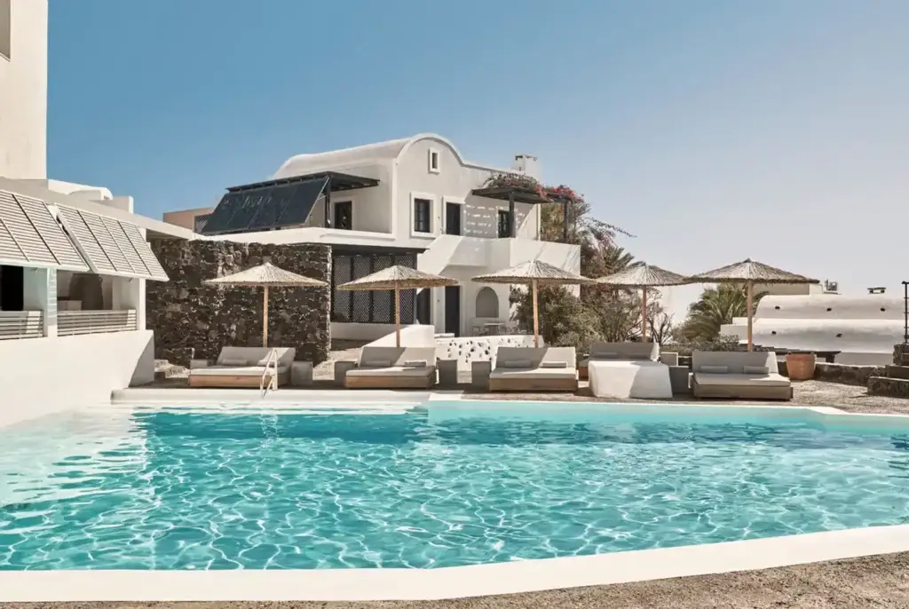 Vedema Luxury Collection Resort – historisches Weingut im Kykladen-Stil, idyllisch gelegen in Megalohori auf Santorin, umgeben von Weinbergen.