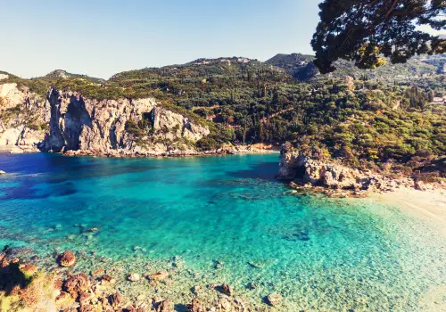 Korfu – grüne Oasen im Ionischen Meer mit üppiger Vegetation, venezianischer Architektur und idyllischen Badebuchten