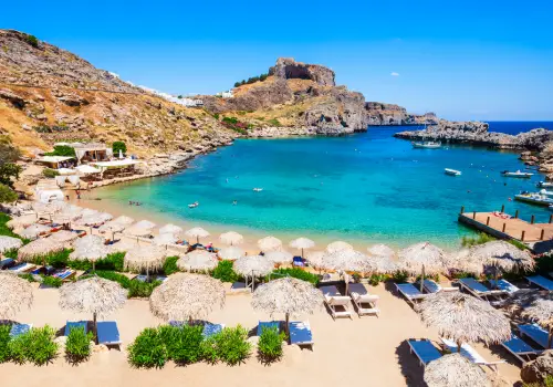 Rhodos – historische Altstadt mit Ritterburgen und kristallklaren Badebuchten für Kultur und Strandurlaub in Griechenland