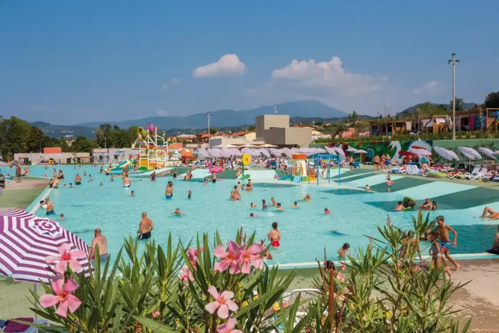 Sisan Family Resort am Gardasee – Familienurlaub mit Entspannung, Badespaß und Freizeitangeboten in mediterraner Umgebung