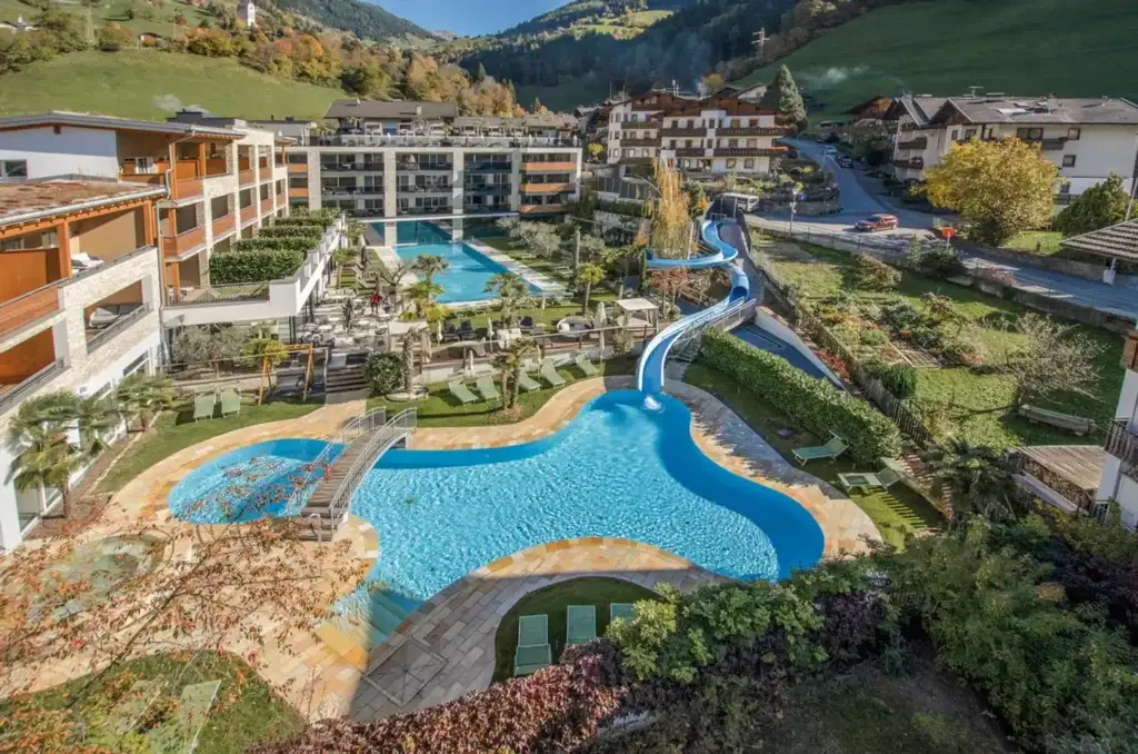 Stroblhof Active Family Spa Resort – modernes Wellnesshotel im Passeiertal mit alpinem Design, vielseitigem Spa-Angebot und idealer Lage für Natur- und Familienurlaub in Südtirol.