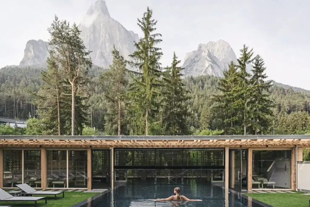 Sensoria Dolomites – luxuriöses Wellnesshotel mit Blick auf den Schlern, exklusivem Service und traumhafter Naturkulisse in den Südtiroler Dolomiten.