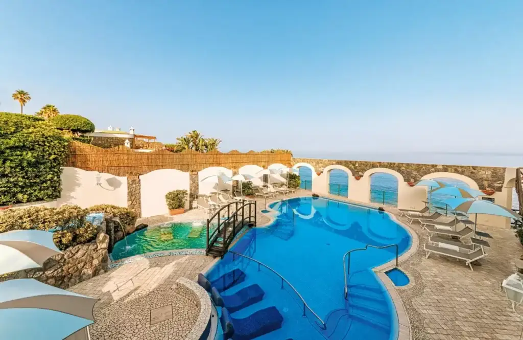 Hotel Terme Tritone auf Ischia – großzügige Poollandschaft und direkte Lage an der Bucht von San Francesco für Strandliebhaber und Erholungssuchende.