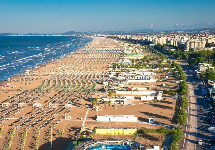 Rimini Adria Sandstrand in Italien – endlose goldene Strände, türkisblaues Meer und mediterranes Urlaubsflair an der Adriaküste.