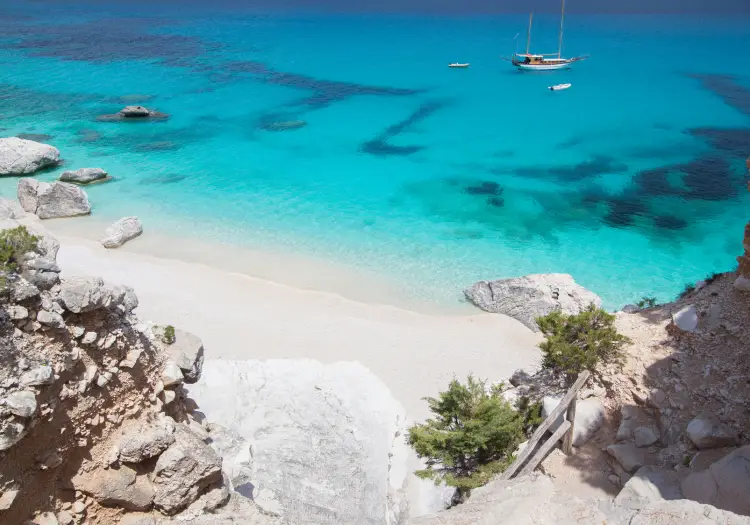 Traumhafte Strände in Italien mit türkisfarbenem Meer und feinem Sand – Sardinien und Sizilien bieten Karibik-Flair in Europa, von einsamen Buchten bis zu lebendigen Beach Clubs