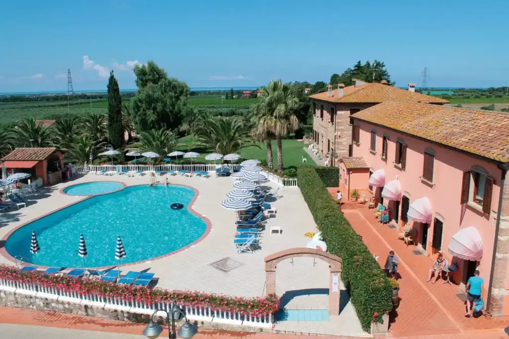 „Agrihotel Elisabetta – Ferienhotel in der toskanischen Maremma, umgeben von Olivenhainen und Weinbergen, mit authentischer Küche und mediterranem Flair.