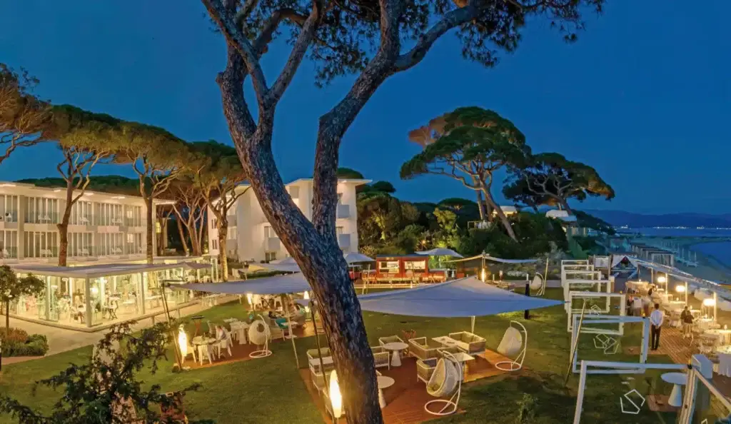 The Sense Experience Resort Follonica – exklusives Hotel an der toskanischen Küste mit Infinitypool, privatem Strand und mediterraner Natur.