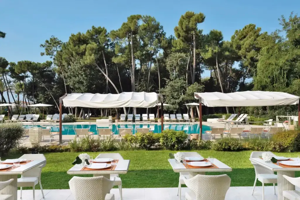 Versilia Lido UNA Esperienze – italienischer Designtraum an der toskanischen Küste mit eleganter Architektur und professionellem Service