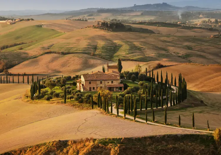 Landschaftliche Vielfalt in Italien – schneebedeckte Alpen im Norden, sanfte Hügel der Toskana, malerische Weinberge und ruhige Olivenhaine für einzigartige Urlaubserlebnisse.