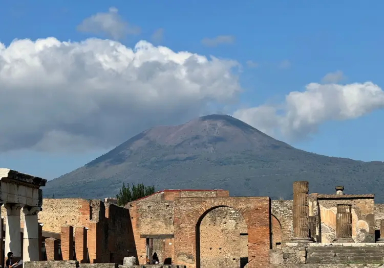 Vesuv Italien – majestätischer Vulkan bei Neapel mit Blick über die Bucht, historische Kulisse von Pompeji und mediterrane Landschaft.