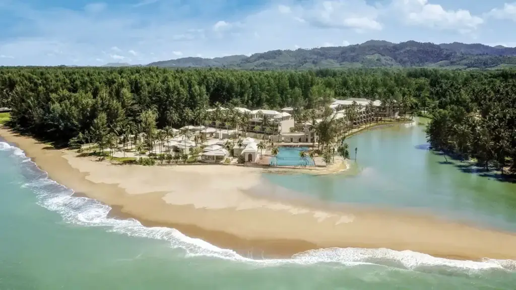 Devasom Khao Lak Beach Resort – traumhafte Lage am Khuk Khak Beach, eingerahmt von Kokospalmen und natürlicher Lagune.