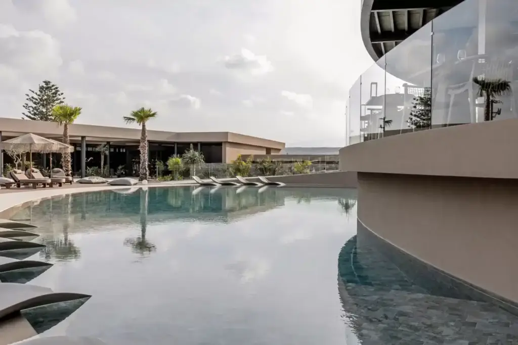 Pnoe Breathing Life – exklusives Boutique-Resort auf Kreta mit minimalistischer Architektur, luxuriöser Ausstattung und Suiten mit Privatpool.