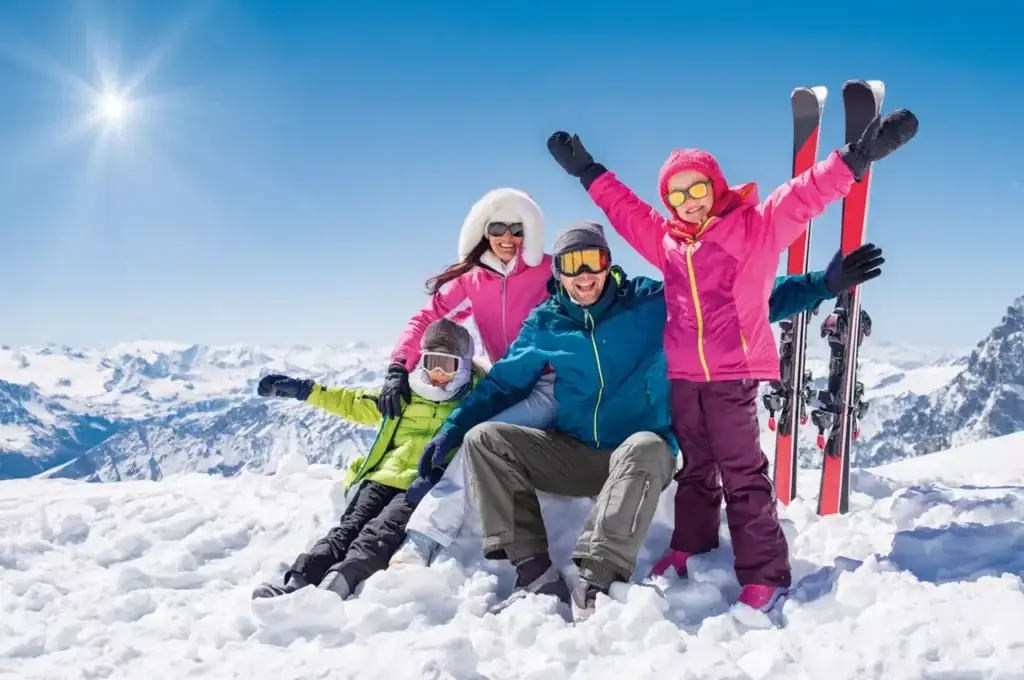 Hotel Jägerhof Kolsassberg – familiengeführtes 4-Sterne-Hotel in Tirol mit Panoramablick auf das Karwendelgebirge, idyllisch gelegen oberhalb von Kolsass.