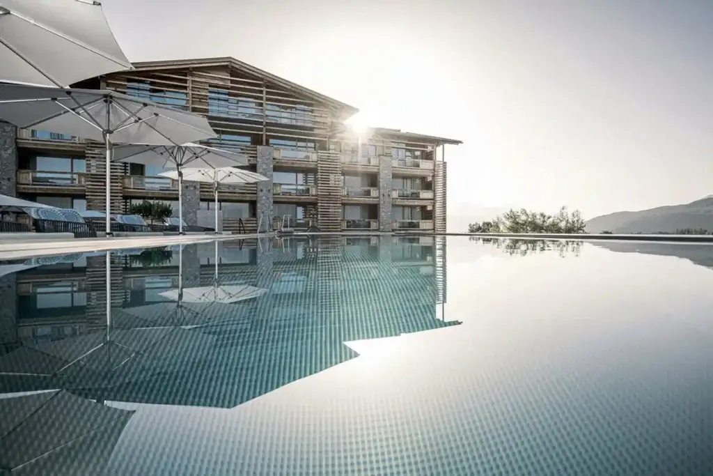 Alpenresorts Schwarz – weitläufiges Wellnesshotel in Tirol mit Naturbadeteich, Saunadorf und Wasserwelt mit zehn Innen- und Außenpools.