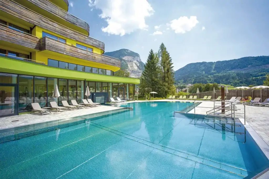 DAS SIEBEN 4s – Adults Only Wellnesshotel in Bad Häring mit Blick auf den Wilden Kaiser, großem Spa-Bereich sowie Innen- und Außenpool für entspannte Auszeiten.