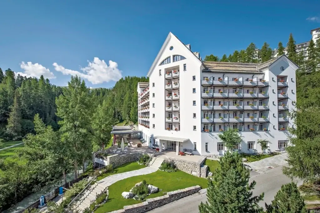 Schweizerhof Sils Maria im Engadin, familienfreundliches Faern Collection Hotel mit Solebad und vielfältigen Freizeitangeboten auf 1.800 Metern Höhe.