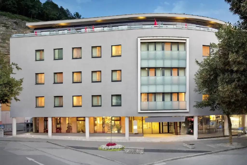 Leonardo Hotel Salzburg City Center nahe Großem Festspielhaus und Mönchsberg mit 24‑Stunden‑Rezeption