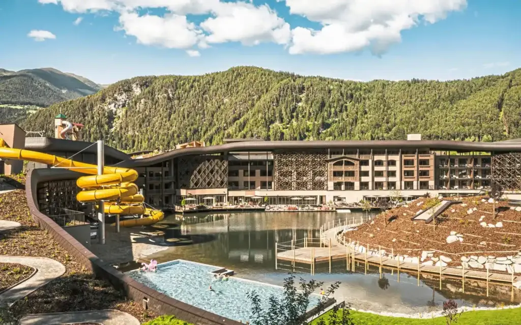 Falkensteiner Family Resort Lido in Südtirol mit beeindruckender Architektur, Acquapura SPA auf 2.800 qm, Hallenbad und beheiztem Außenpool – eines der Top-Familienresorts Europas
